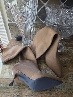 Knee-High Pointed-Toe Knit Boots in Camel Brown Size 40